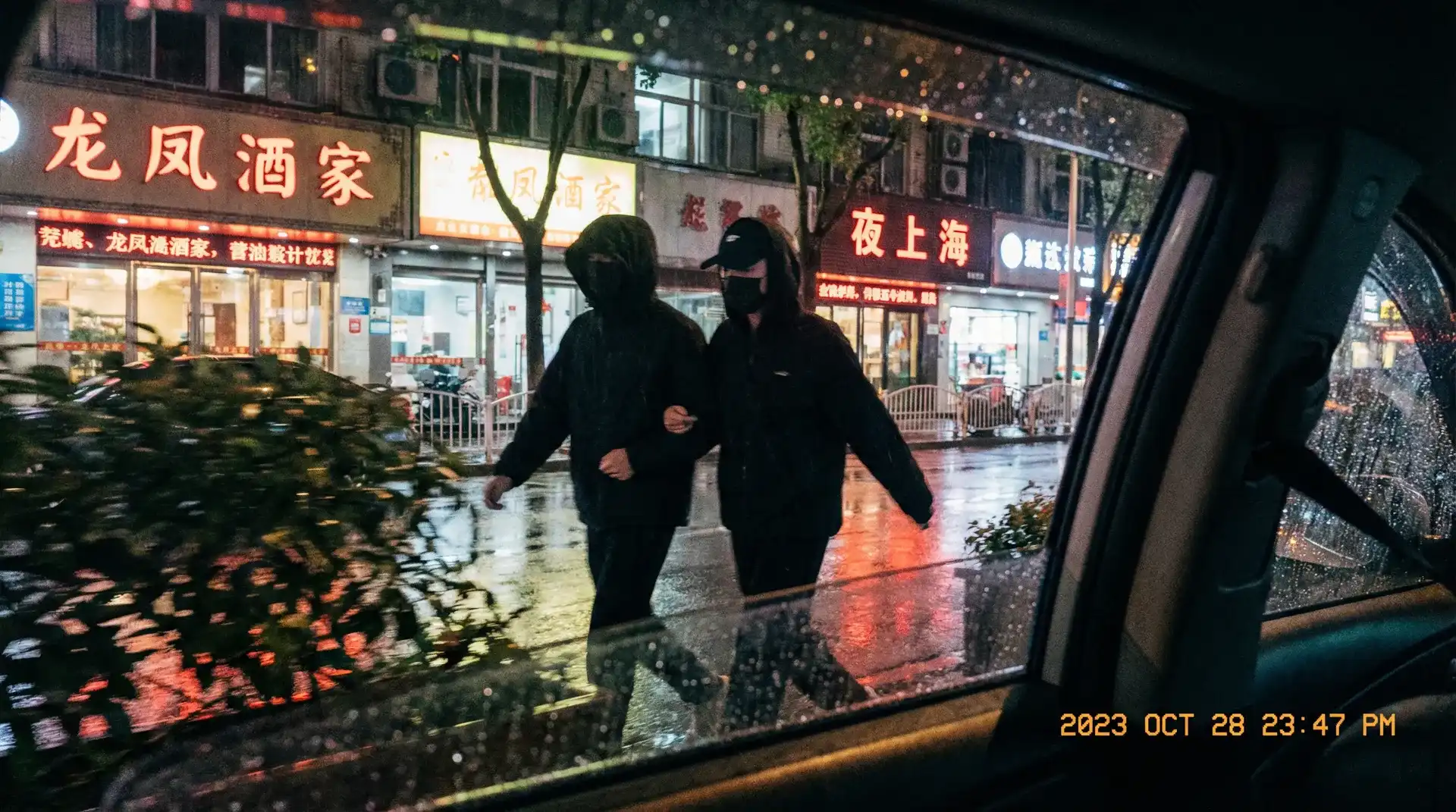 巨人族的花嫁新娘动漫全集 - 顶流明星深夜密会现场抓拍照片